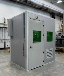 Cabine de soudage laser Cepro UniSonic avec porte sécurisée et fenêtres de protection laser